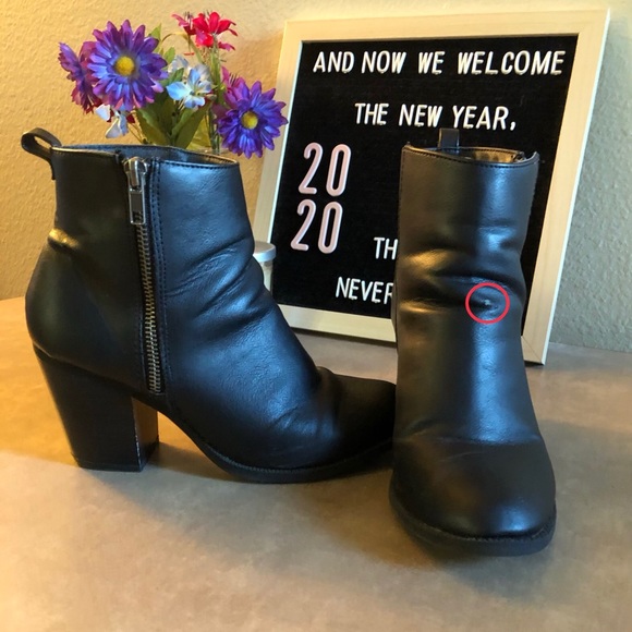 Attention Auden Black Heeled Bootie - Picture 5 of 7